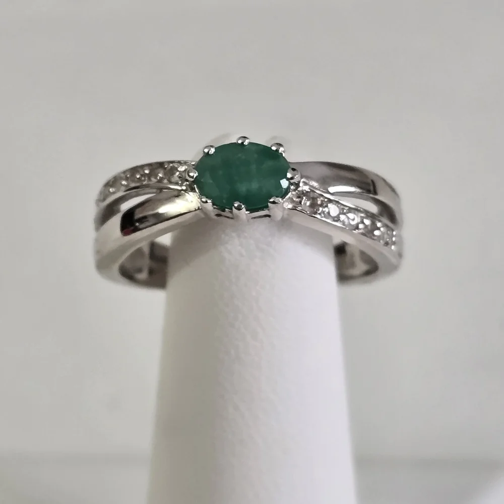 Sterling Silver 925 Elegant Silver Emerald Gemstone Ring